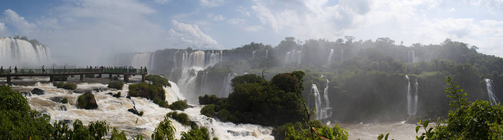 阿根廷 人们在伊瓜苏瀑布，拉丁美洲的最重要的旅游景点之一的走道上