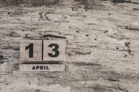 4 月在木制背景的多维数据集日历