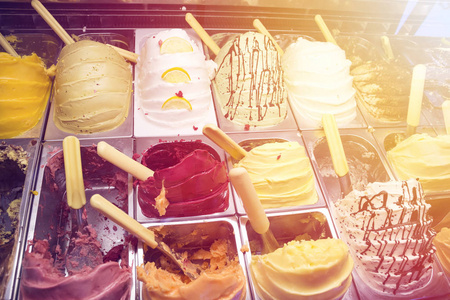 不同类型的美味冰淇淋在展示