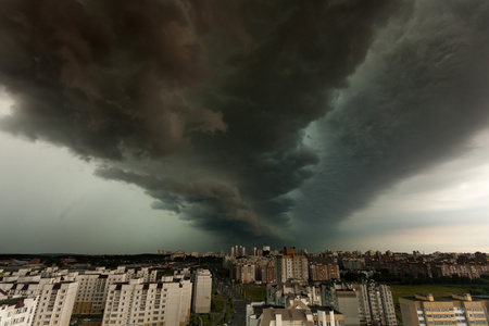 在城市上空的超级单体风暴图片