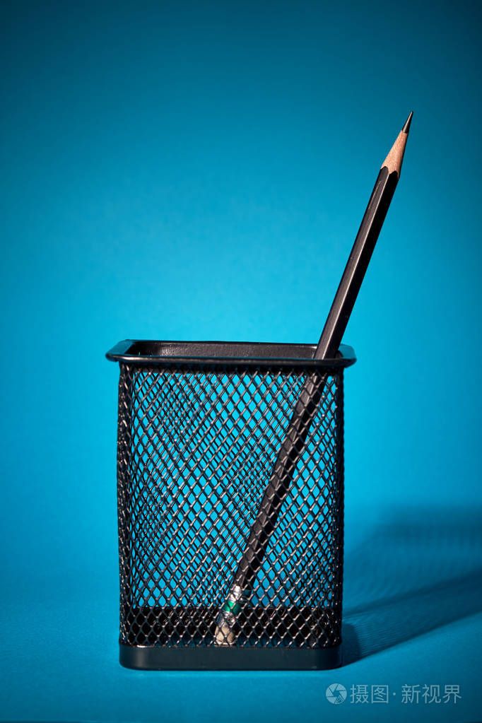 一支铅笔在钢丝网笔筒