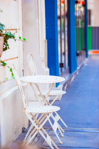 两只蓝色的椅子在意大利意大利传统村落的街道上