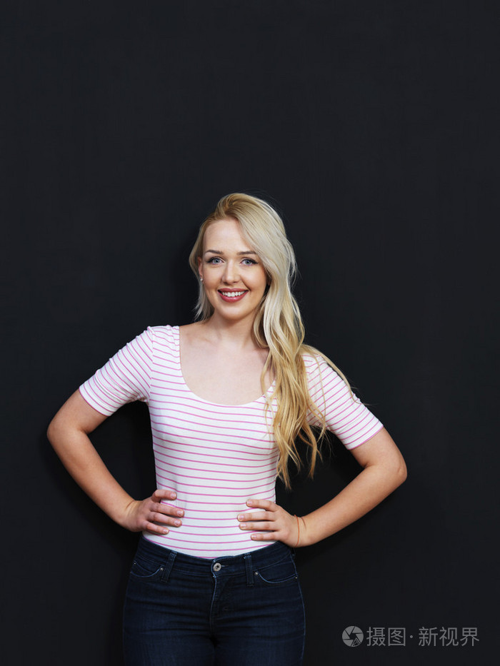 白种人的女人站在黑暗的黑板前.挑战