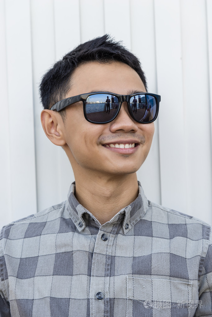 戴着墨镜在市亚洲英俊的男人的肖像照片-正版商用图片0fxu71-摄图新