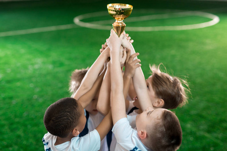 青年足球冠军小组举起金牌奖图片