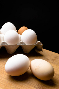 几只鸡蛋在木桌上。蛋白质资源
