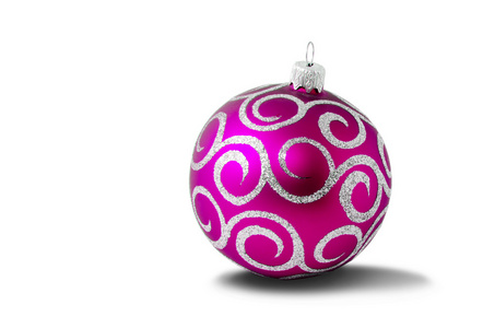 粉红色的圣诞玩具球，孤立的白色背景上