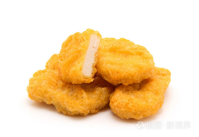 白色背景上孤立的鸡块
