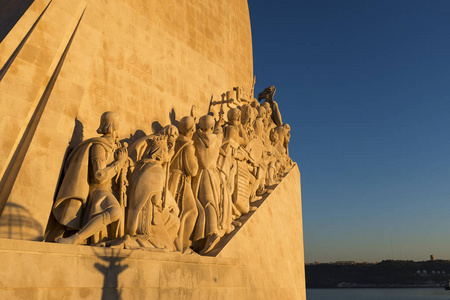 纪念碑的发现 Padrao dos Descobrimentos 在葡萄牙里斯本的塔霍河的银行详细信息