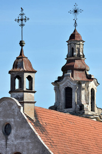 红瓦屋顶上的教堂十字照片