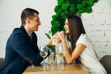 约会的女人图片