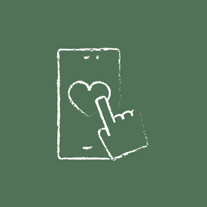 智能手机与心脏标志图标绘制在粉笔。