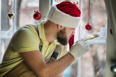 男人在圣诞老人的帽子，装饰窗口