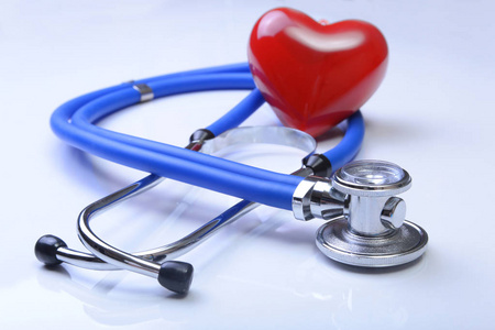 心电图用听诊器和红色的心，在桌子上，特写