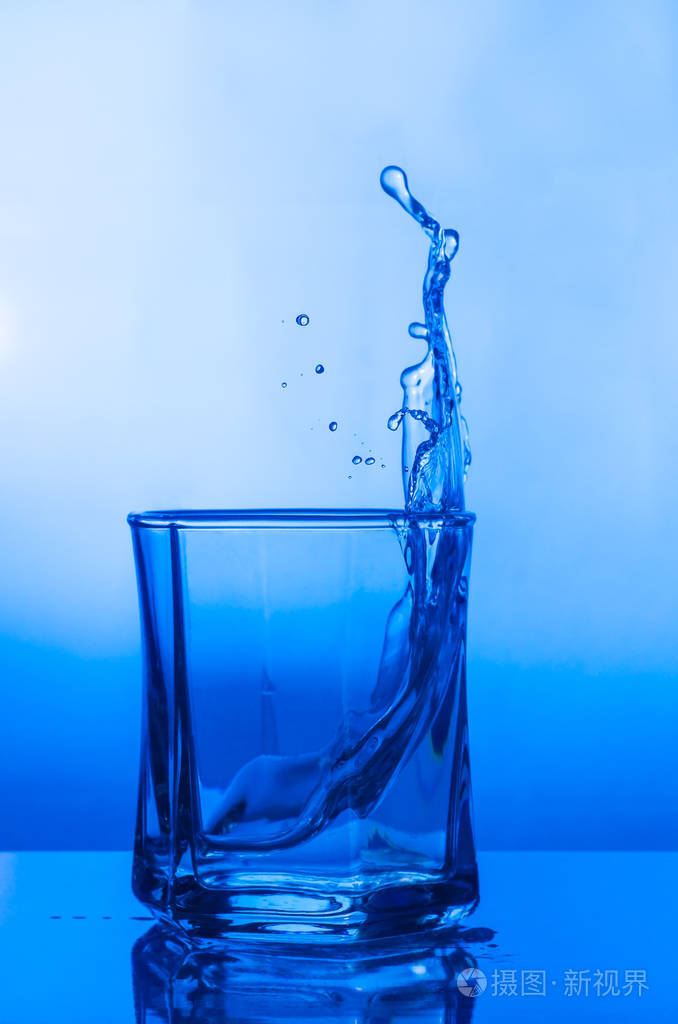 在一杯中的水溅