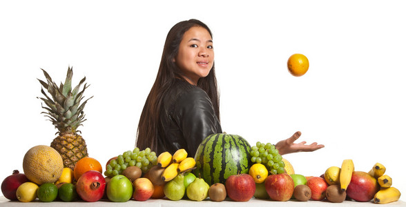 水果的亚洲女孩