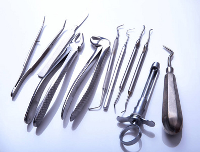 手术器械和工具，包括手术刀 镊子镊子手术安排在一张桌子上