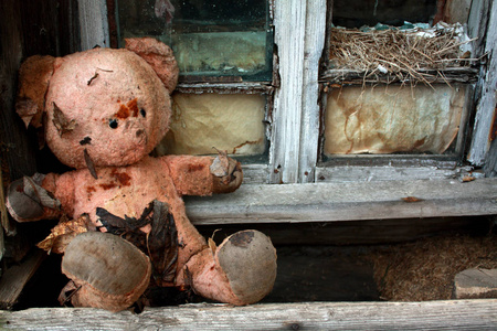 废墟中的老玩具熊