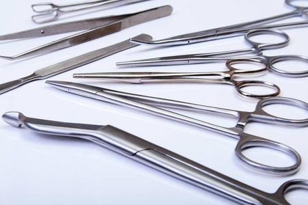 手术器械和工具，包括手术刀 镊子镊子手术安排在一张桌子上