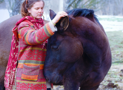室外组成肖像女人和马在室外.女人抱着一匹马照片