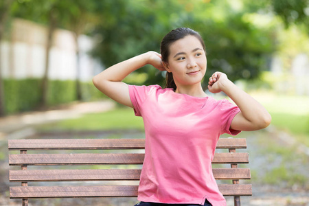 女人与放松的时间在花园里