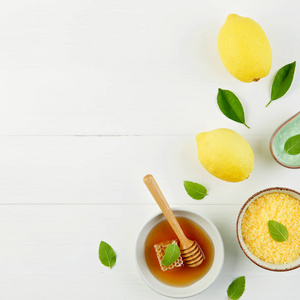 自制柠檬盐浴和新鲜的蜂蜜，盘子里用蜂蜜