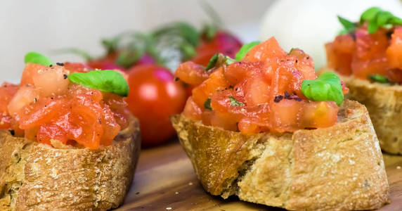 番茄 bruschetta 烤面包片特写