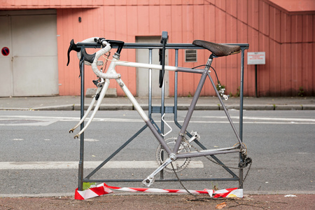 没有轮赛车自行车连接到网格 盗窃或防盗保护