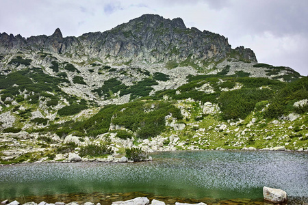 景观与 Samodivski 湖和 Dzhangal 峰值，皮林山