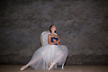 美丽的芭蕾舞演员，在长长的白色裙摆姿势
