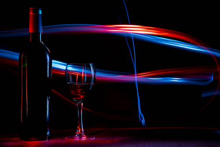 瓶子和一杯葡萄酒的背景下, 光效应的形式