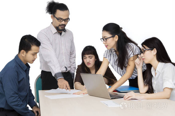 年轻的商业团队在工作室讨论