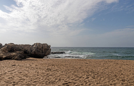 巨大的岩层，在海岸线的海滩上