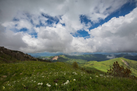 形成和运动的夏天山坡，Adygea 大撒奇以及高加索山脉上空的云