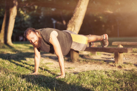 帅气的运动男人做俯卧撑照片