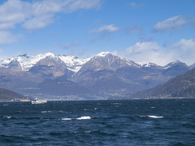 科摩湖与雪山