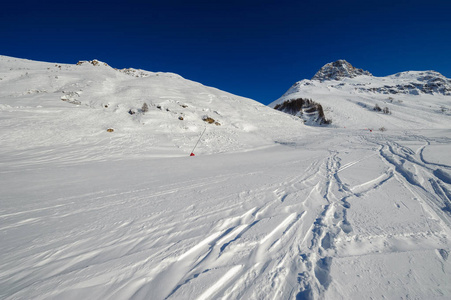 阿尔卑斯山的冬季山地景观。法国阿尔卑斯山的雪