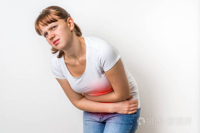 女人与月经痛抱着肚子痛