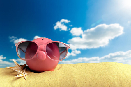 夏天储钱罐与海滩上的太阳镜