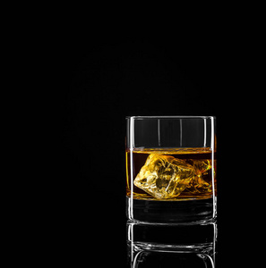 威士忌玻璃与金黄酒精和冰立方体