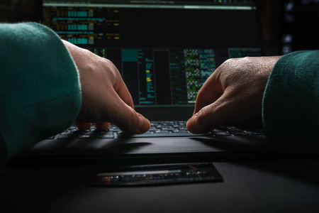 黑客手中,第一人称视角,在工作与接口和被盗的信用卡照片