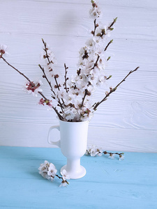 樱花枝在一个花瓶上的彩色木质背景, 春季