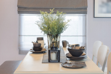 木制餐桌与玻璃花瓶的植物