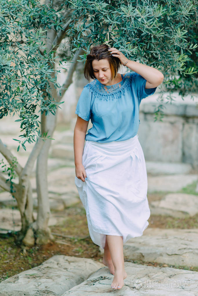 在一棵树下假扮女人公园