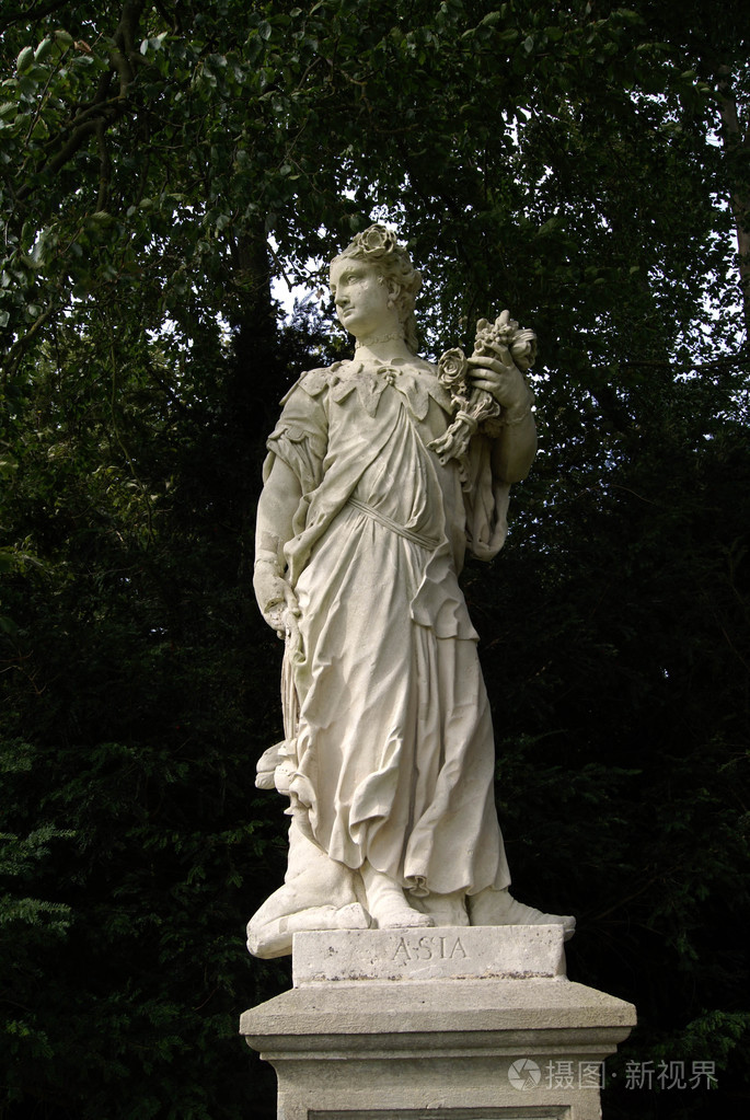 一个手持鲜花的女人的雕像