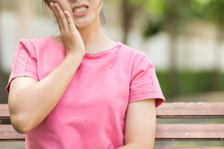 女人有牙齿疼痛