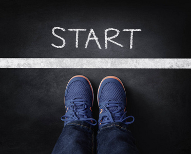 开始线孩子在运动鞋站立照片