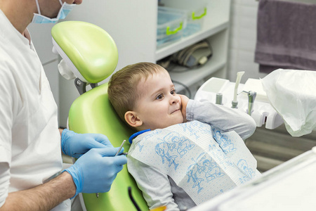 牙医在诊所检查小男孩的牙齿。牙科问题