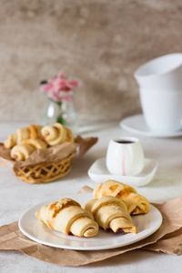 红莓馅短皮酥饼新月卷饼干。果酱 rugelach 牛角面包, 新鲜出炉的甜包子或面包卷。复制文本的空间