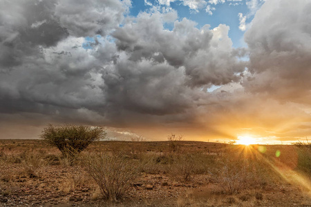 在去纳米比亚沙漠途中的日落